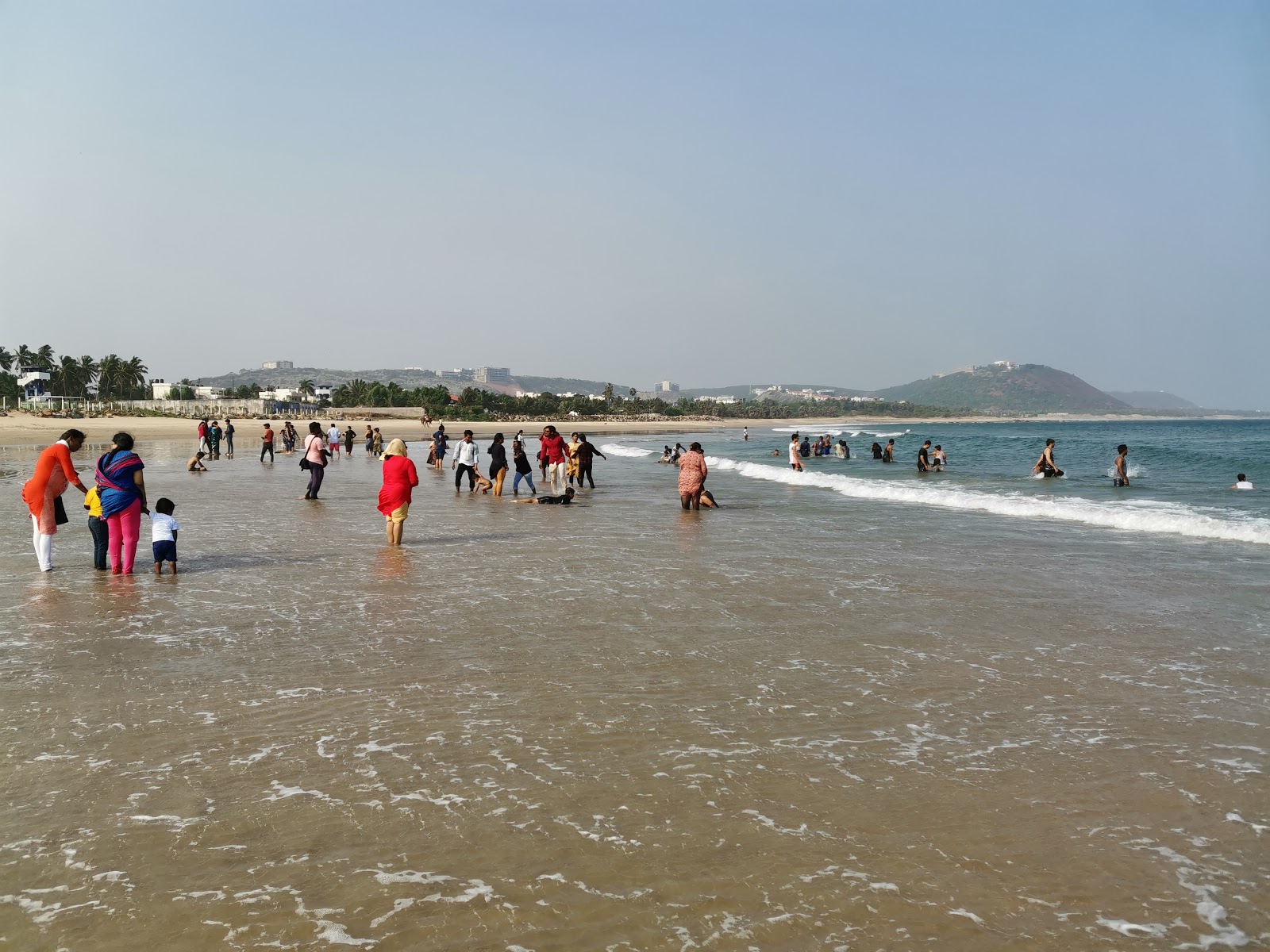 Photo de Rushikonda Beach avec l'eau turquoise de surface