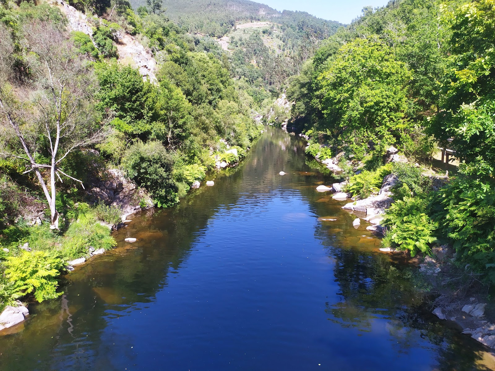 Praia Fluvial do Vau'in fotoğrafı düz bir kıyı şeridi ile birlikte