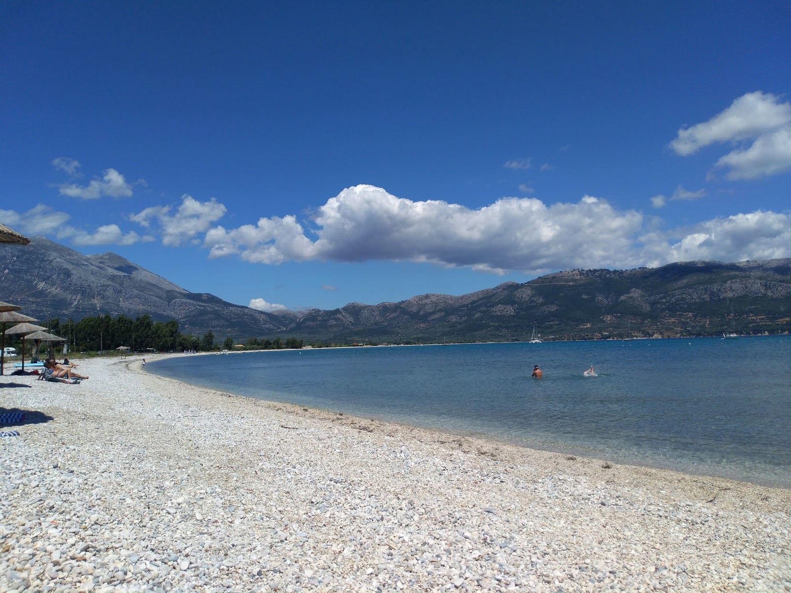 Foto von Mytikas beach mit kleine, beiger kiesel Oberfläche