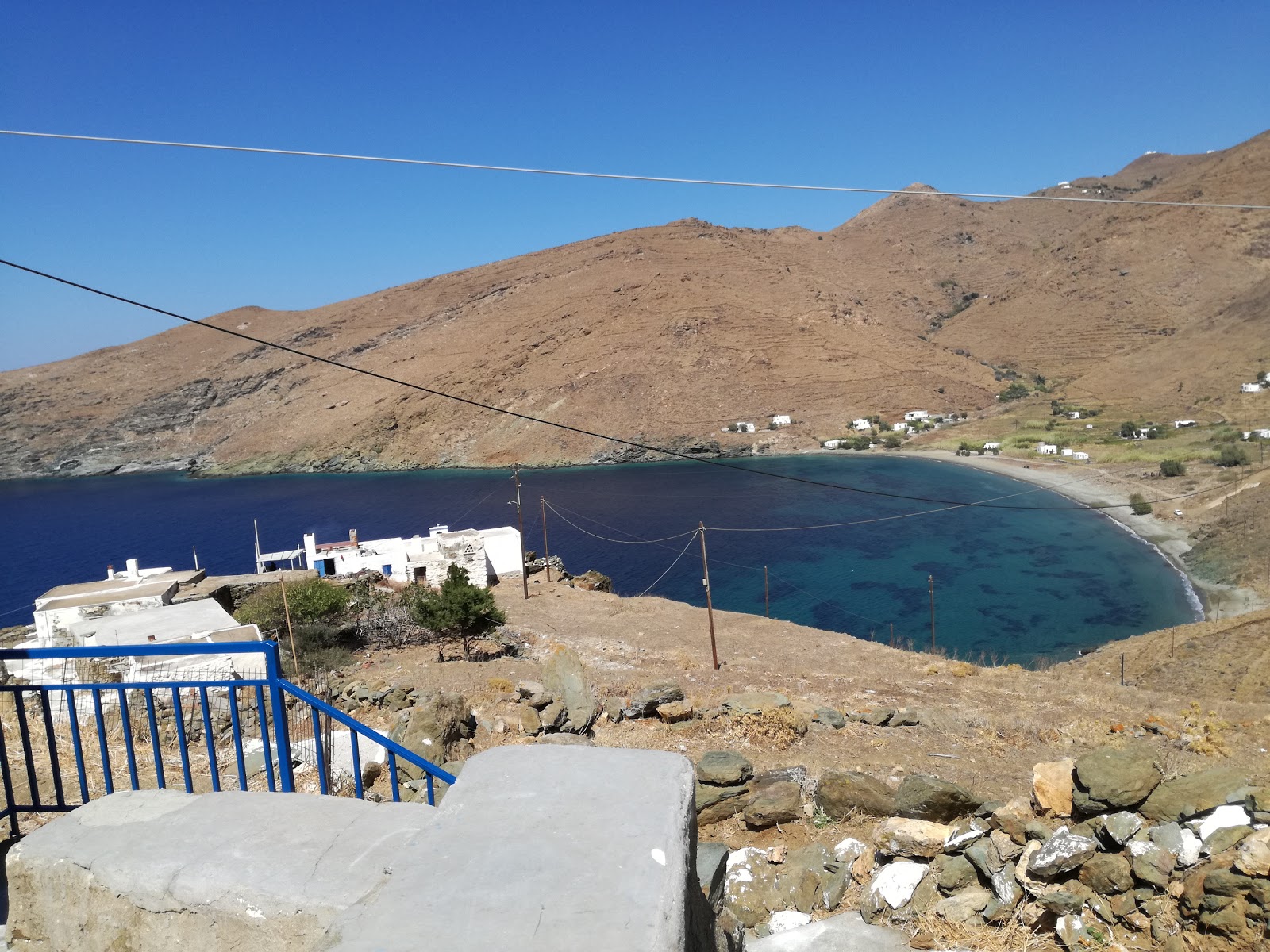 Foto di Paralia avessalos con una superficie del acqua cristallina