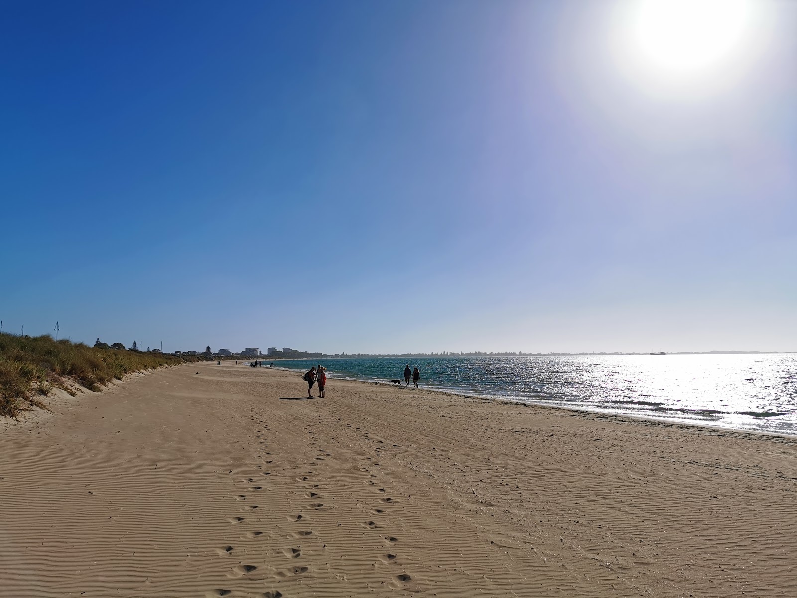 Foto de Kwinana Beach com praia espaçosa