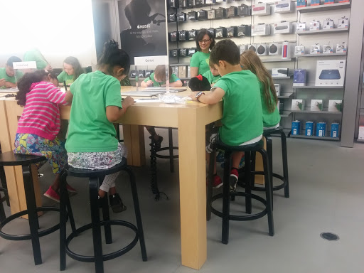 Computer Store «Apple Somerset», reviews and photos, 2800 W Big Beaver Rd, Troy, MI 48084, USA