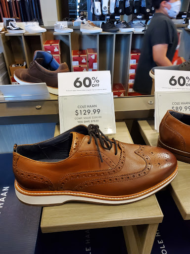 Shoe Store «DSW Designer Shoe Warehouse», reviews and photos, 17100 Southcenter Pkwy, Tukwila, WA 98188, USA