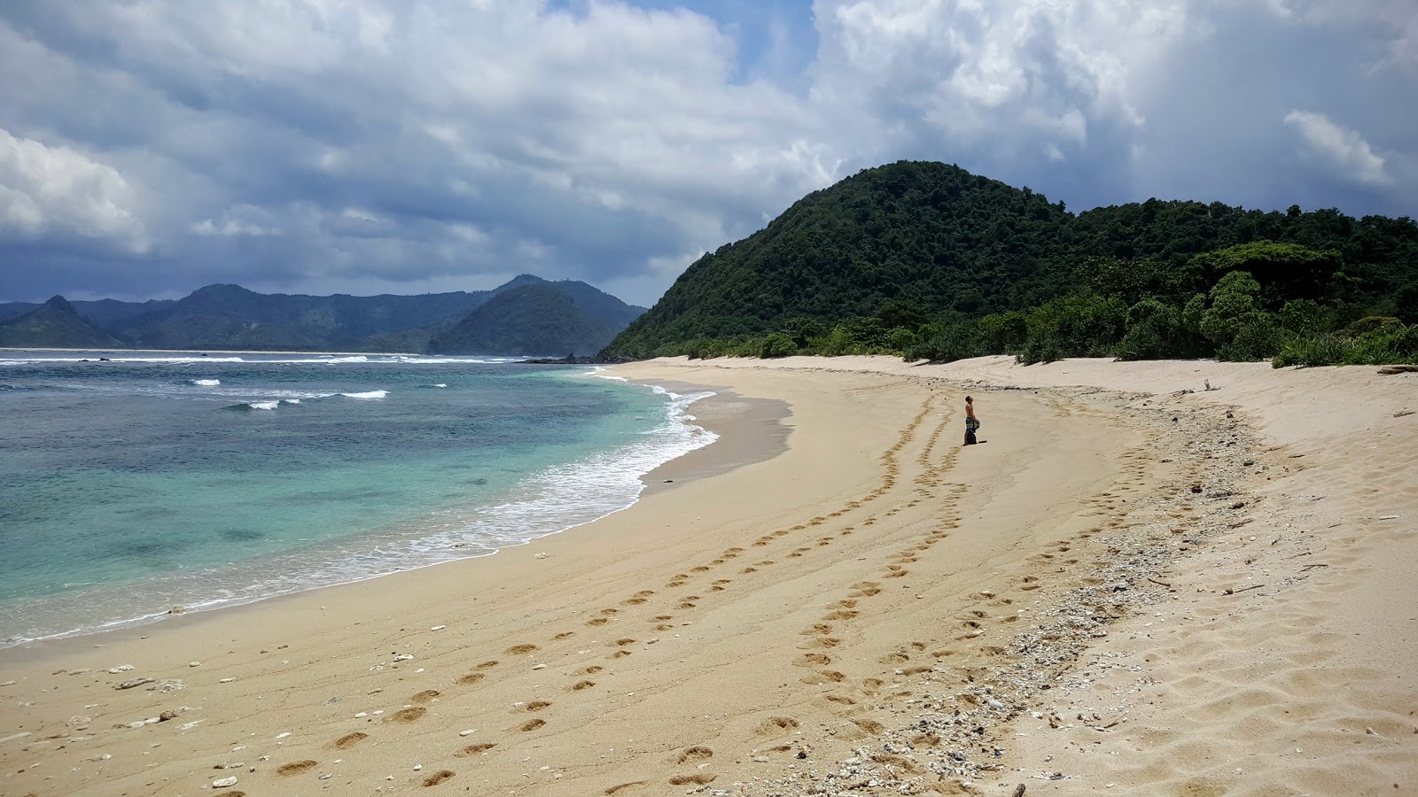 Foto de Mawi Beach con arena beige superficie