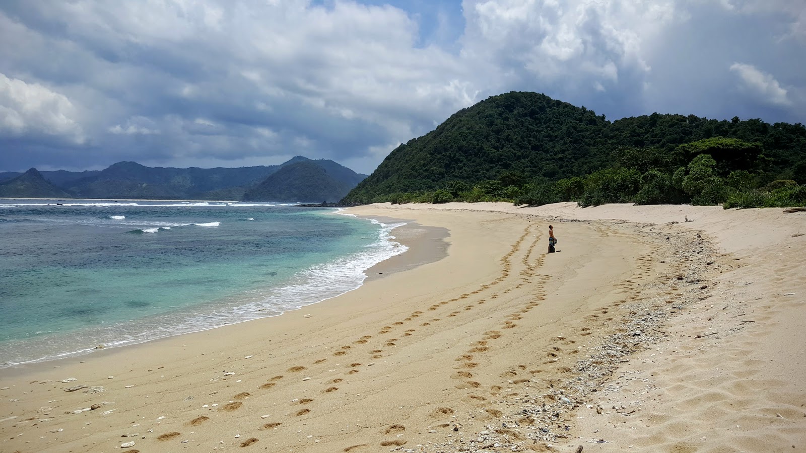 Foto di Mawi Beach con una superficie del sabbia luminosa