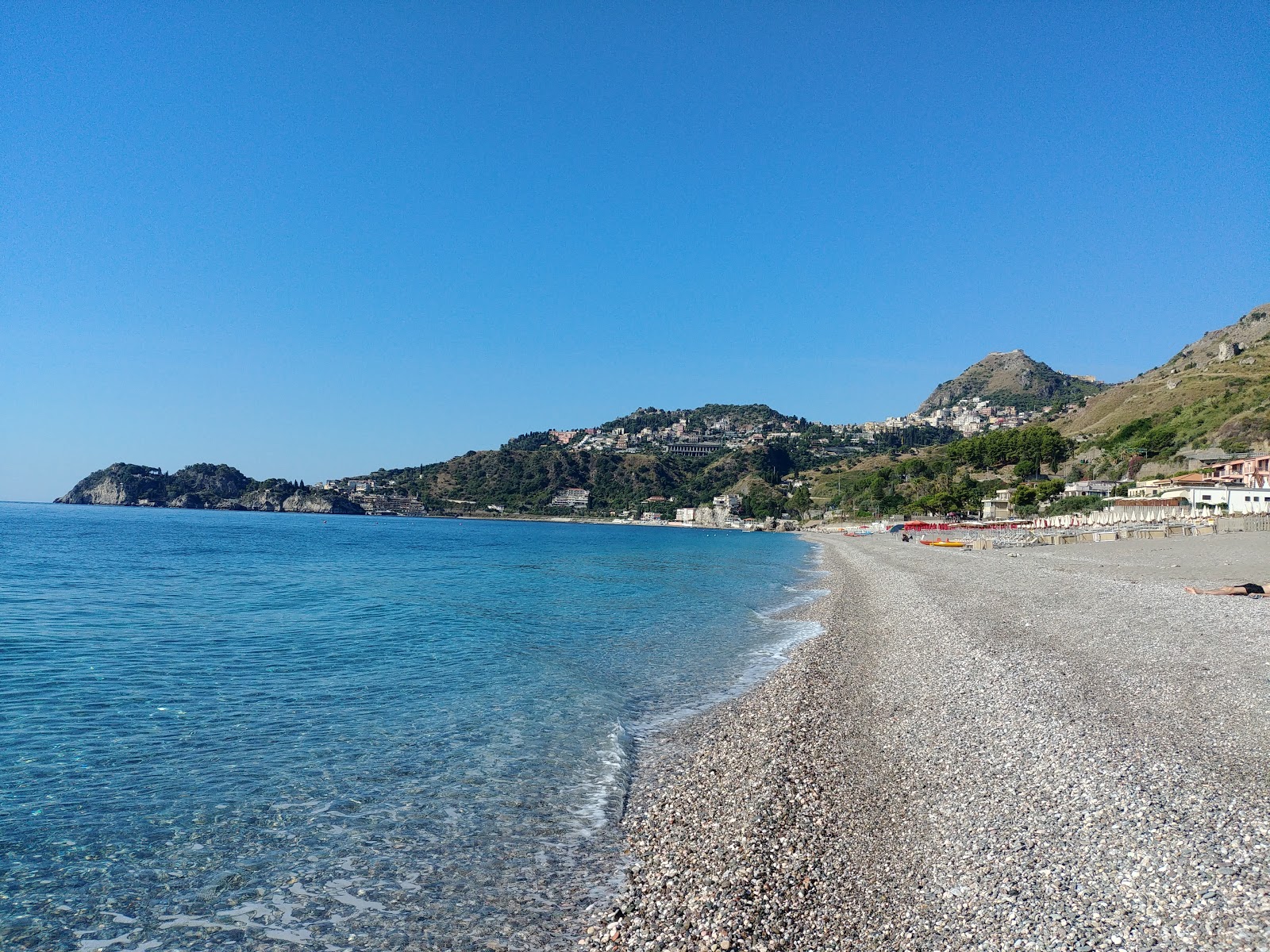 Spiaggia di Mazzeo的照片 带有轻卵石表面