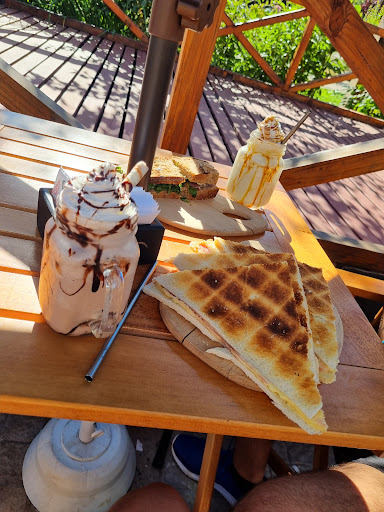 Monet - Espresso bar,Bar,Confectionery store,Pizza restaurant en El Bolsón