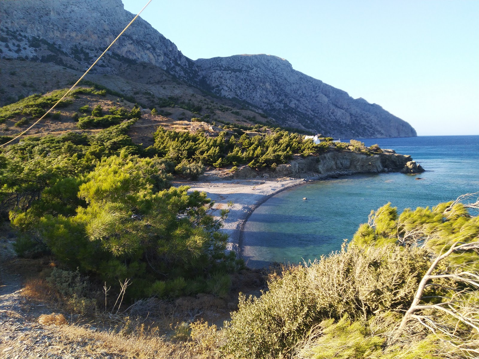 Vananta beach'in fotoğrafı dağlarla çevrili