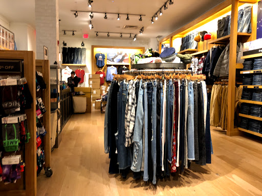 Clothing Store «AEO & Aerie Store», reviews and photos, 1721 Chestnut St, Philadelphia, PA 19103, USA