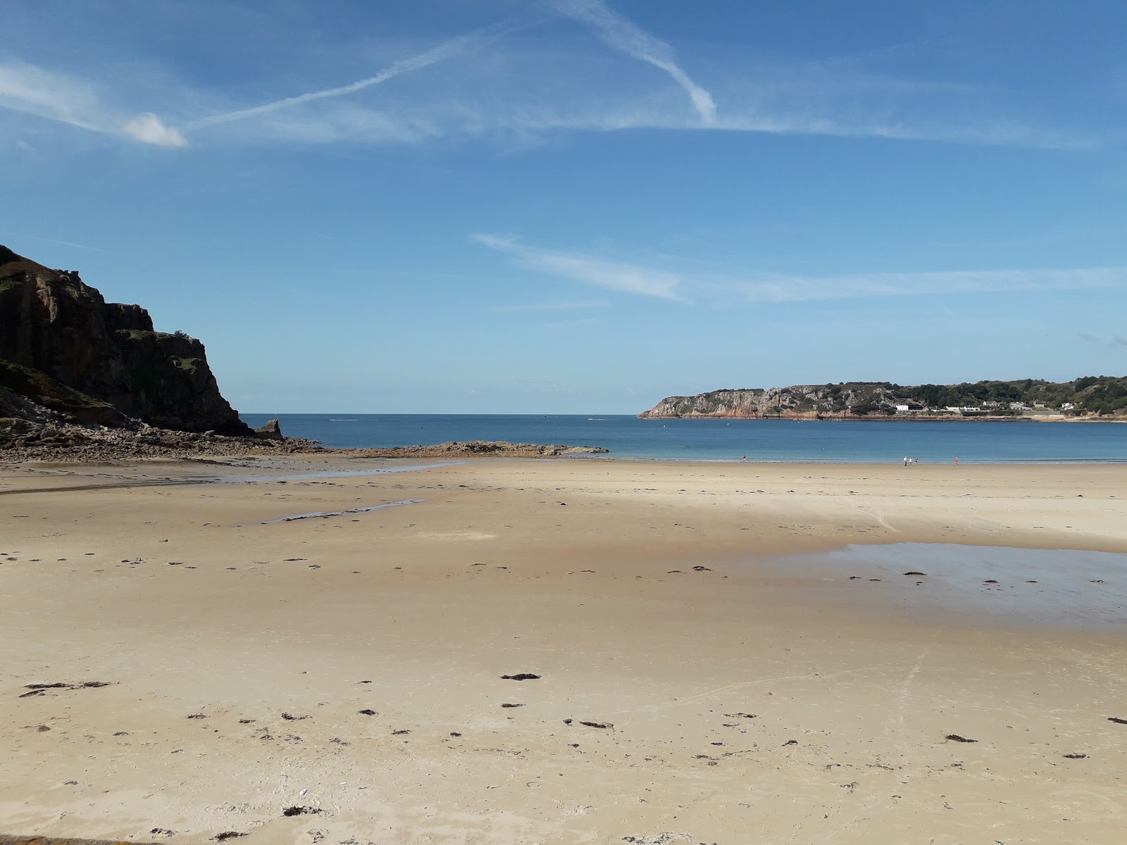 Foto van Ouaisne Beach en de nederzetting