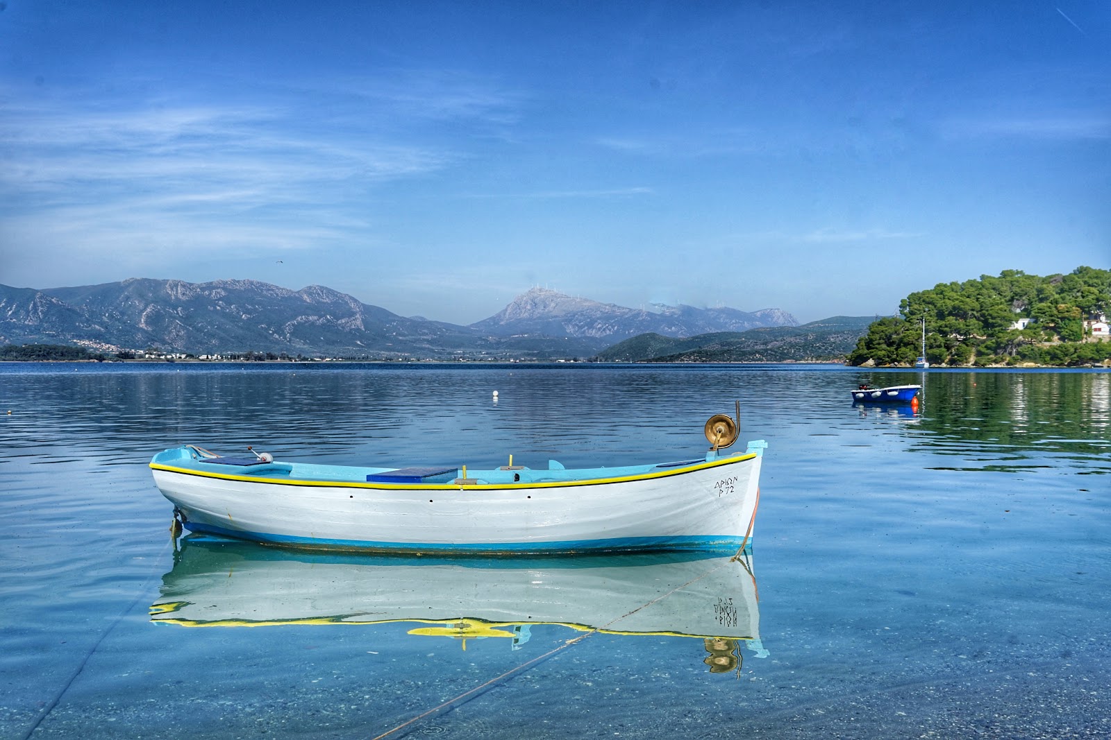 Foto av Paralia Megalo Neorio omgiven av klippor