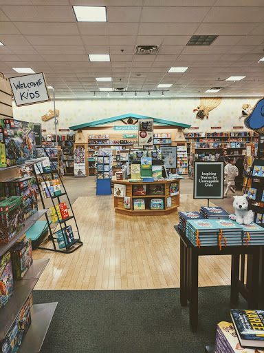 Book Store «Barnes & Noble», reviews and photos, 7849 N Blackstone Ave, Fresno, CA 93720, USA