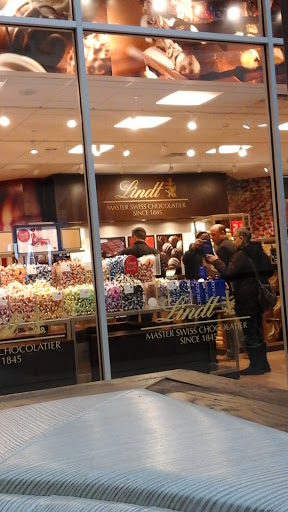 Shopping Mall «Fashion Outlets of Chicago», reviews and photos, 5220 Fashion Outlets Way, Rosemont, IL 60018, USA