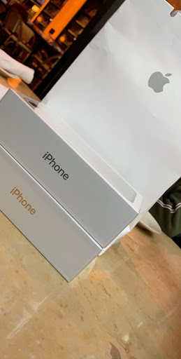 Computer Store «Apple Suburban Square», reviews and photos, 61 Saint James Pl, Ardmore, PA 19003, USA