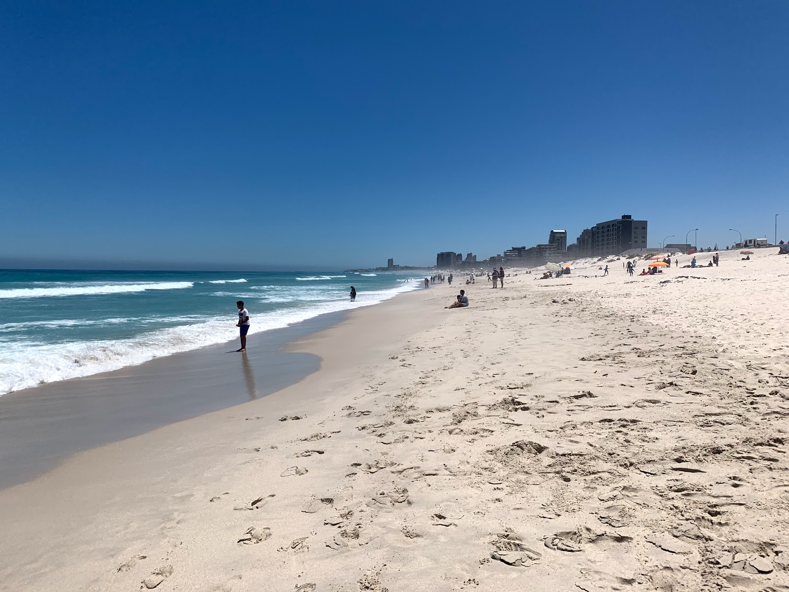 Fotografija Bloubergstrand beach z modra čista voda površino