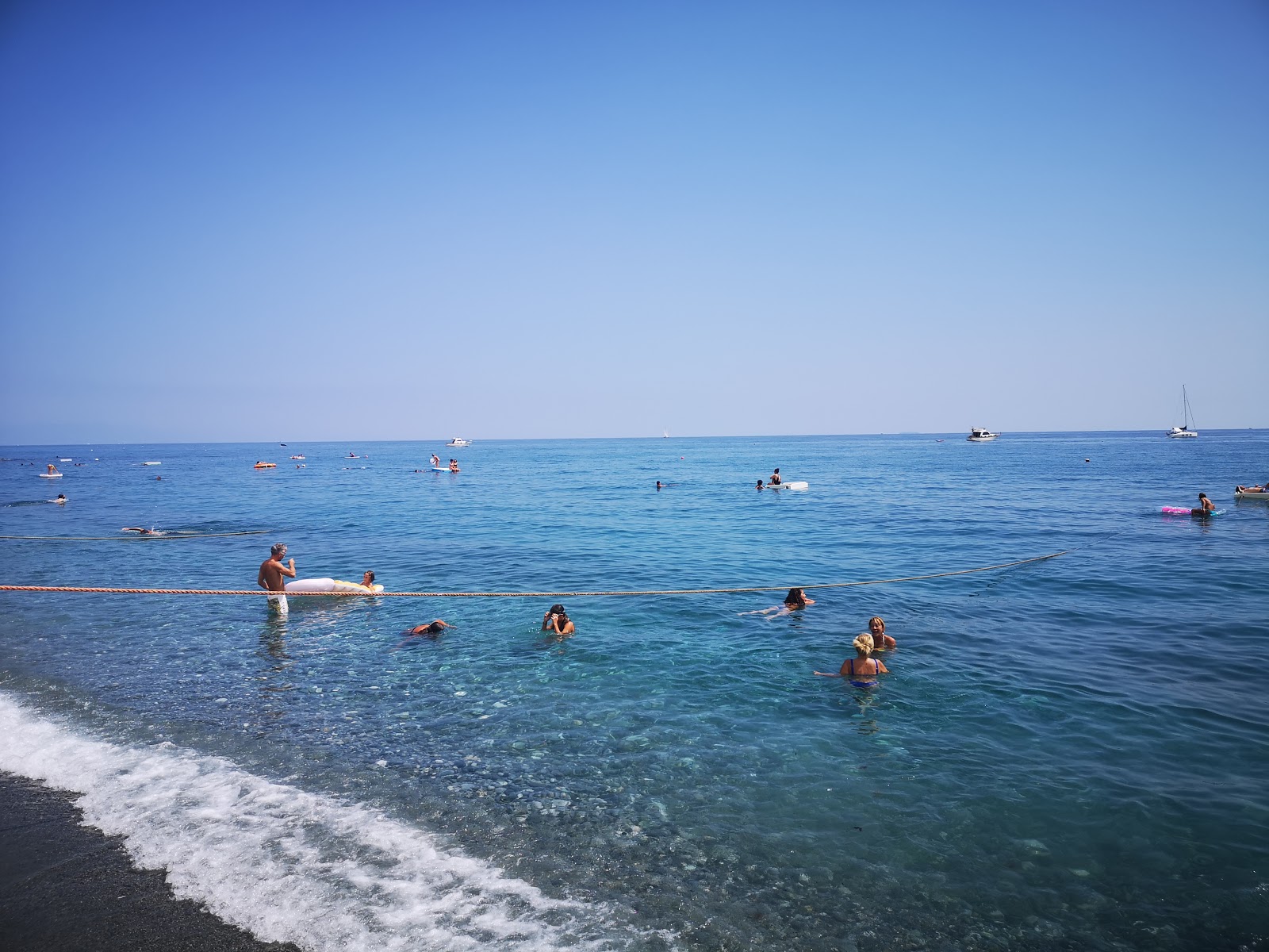 Foto von Spiaggia Celle von Klippen umgeben
