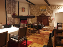 Atmosphère du Hôtel Restaurant L'Art Dit Vin à Saint-Aigulin - n°3