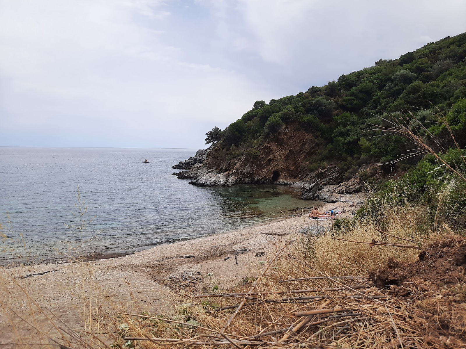 Foto af Koskina 2nd beach bakket op af klipperne