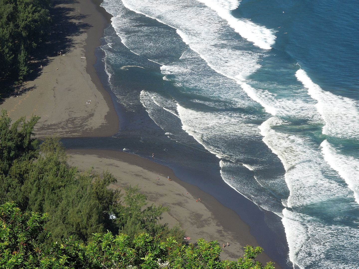 Foto av Waipi'o Black Sand Beach med hög nivå av renlighet