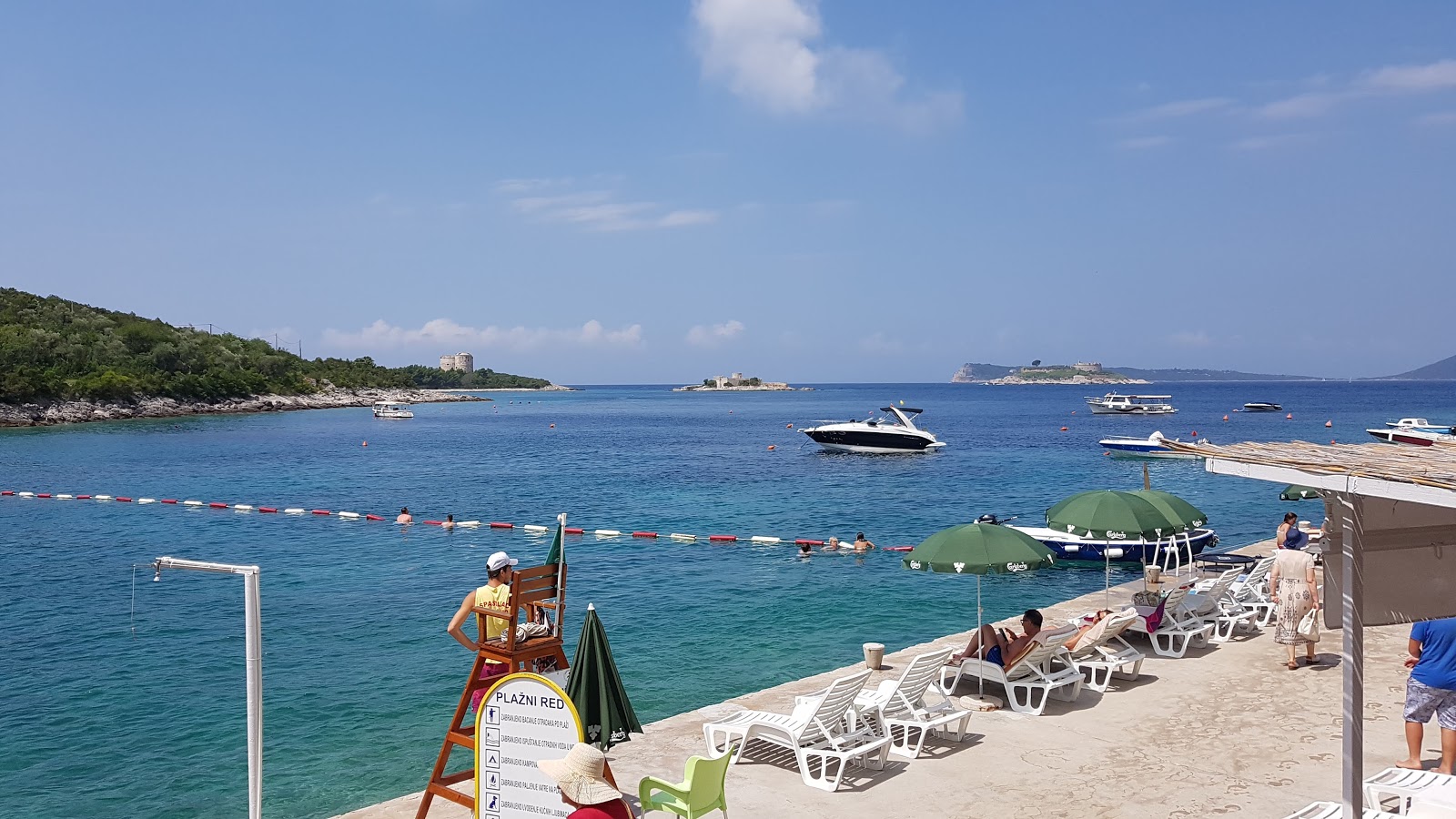 Foto av Mirishta beach omgiven av klippor