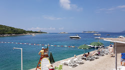 Φωτογραφία του Mirishta beach υποστηρίζεται από βράχους