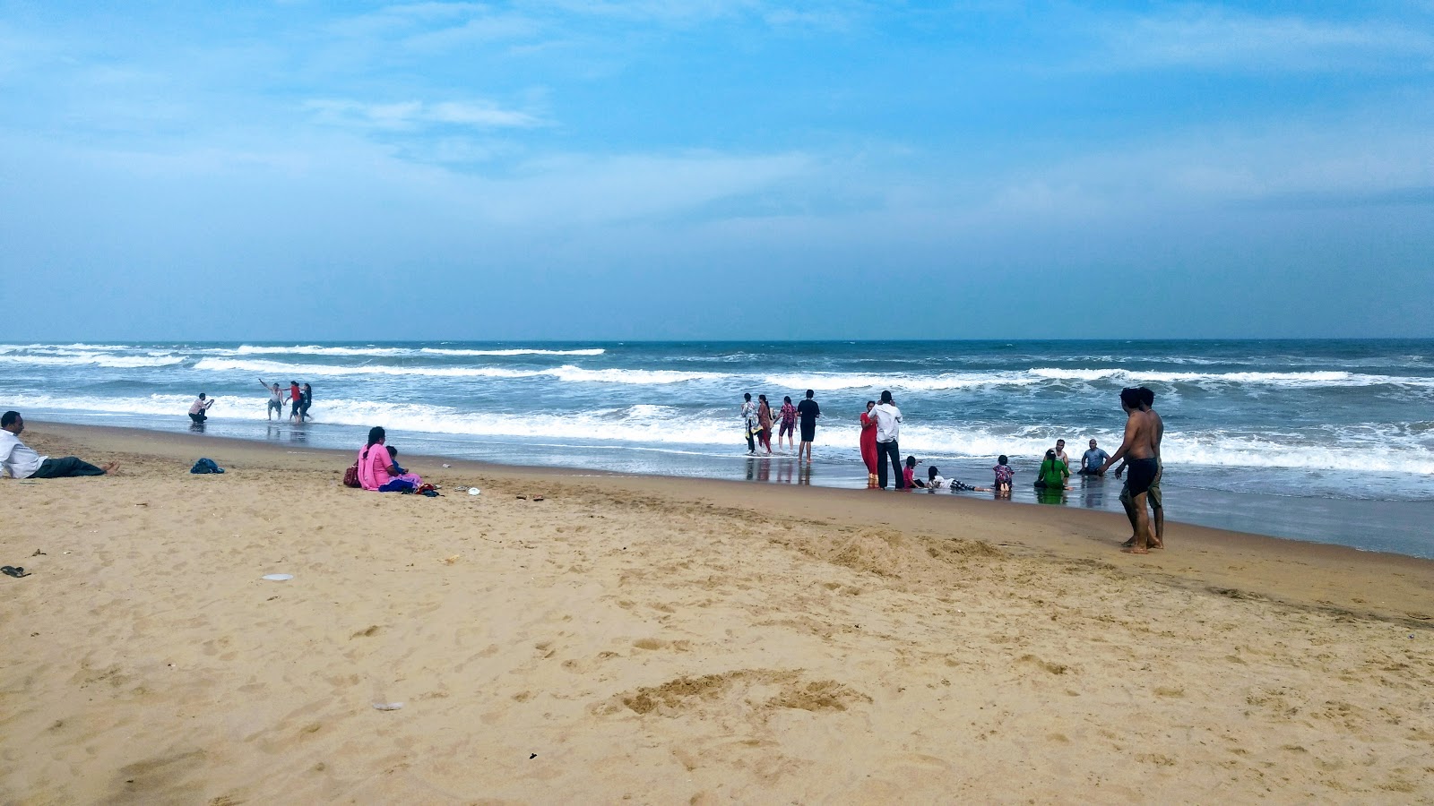 Valokuva Koduru Beachista. pinnalla turkoosi puhdas vesi:n kanssa