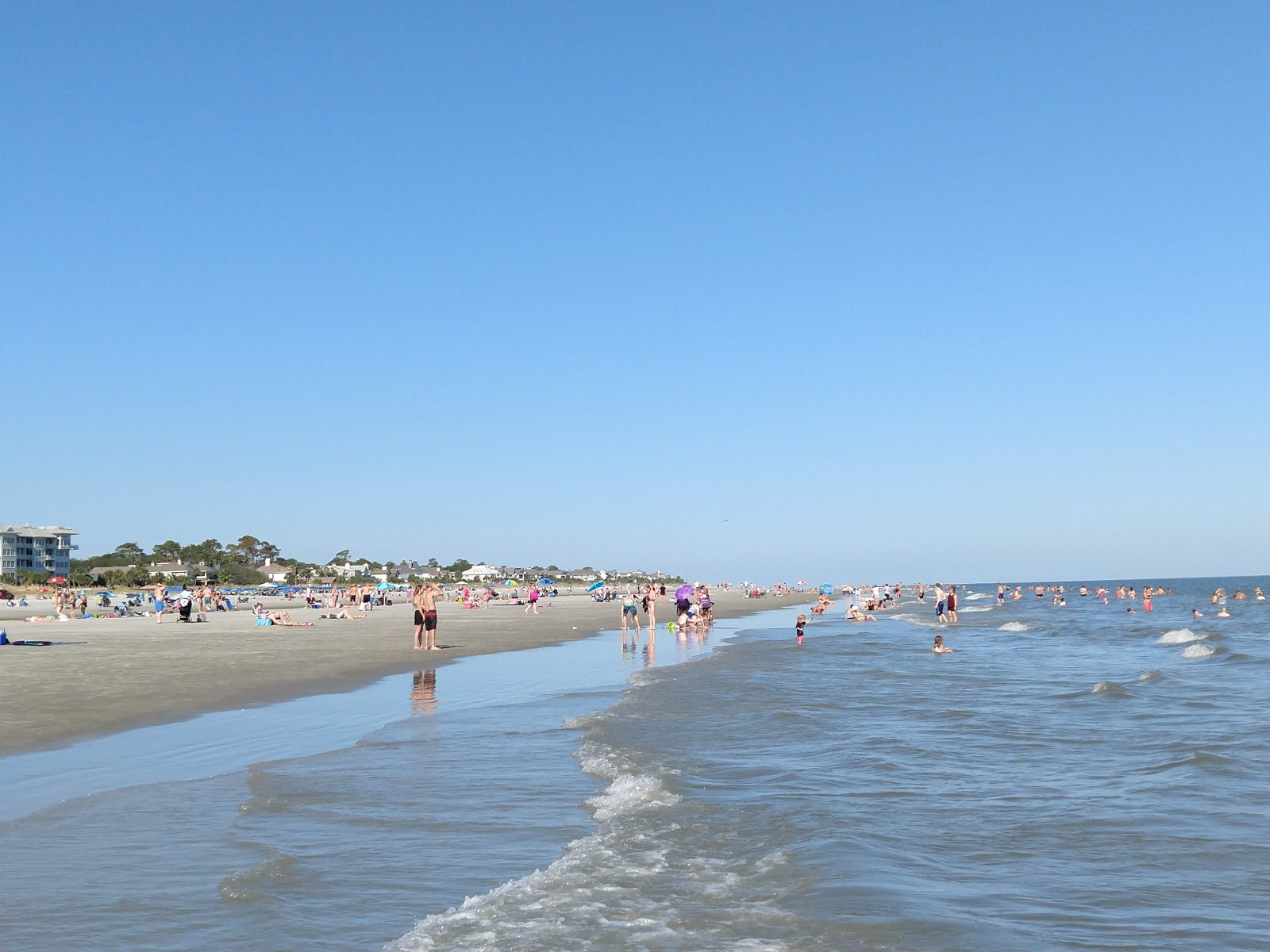 Foto av Coligny beach Park med lång rak strand