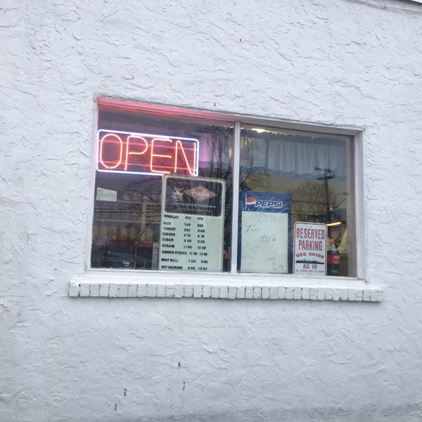 Seagrave's Sub Shop 08079