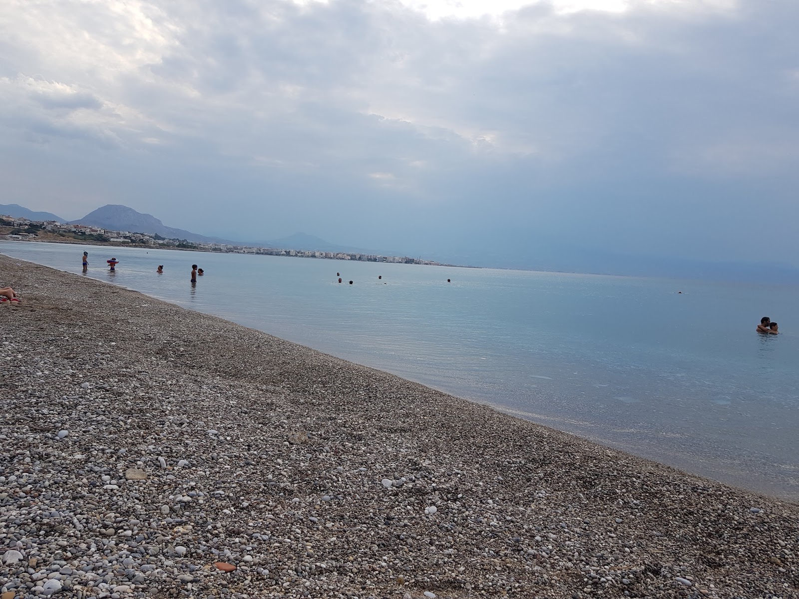 Photo de Paralia Loutrakiou II avec l'eau cristalline de surface