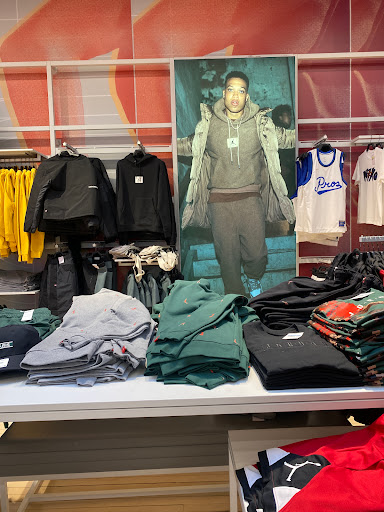 Clothing Store «Nike Lenox», reviews and photos, 3393 Peachtree Rd, Atlanta, GA 30326, USA