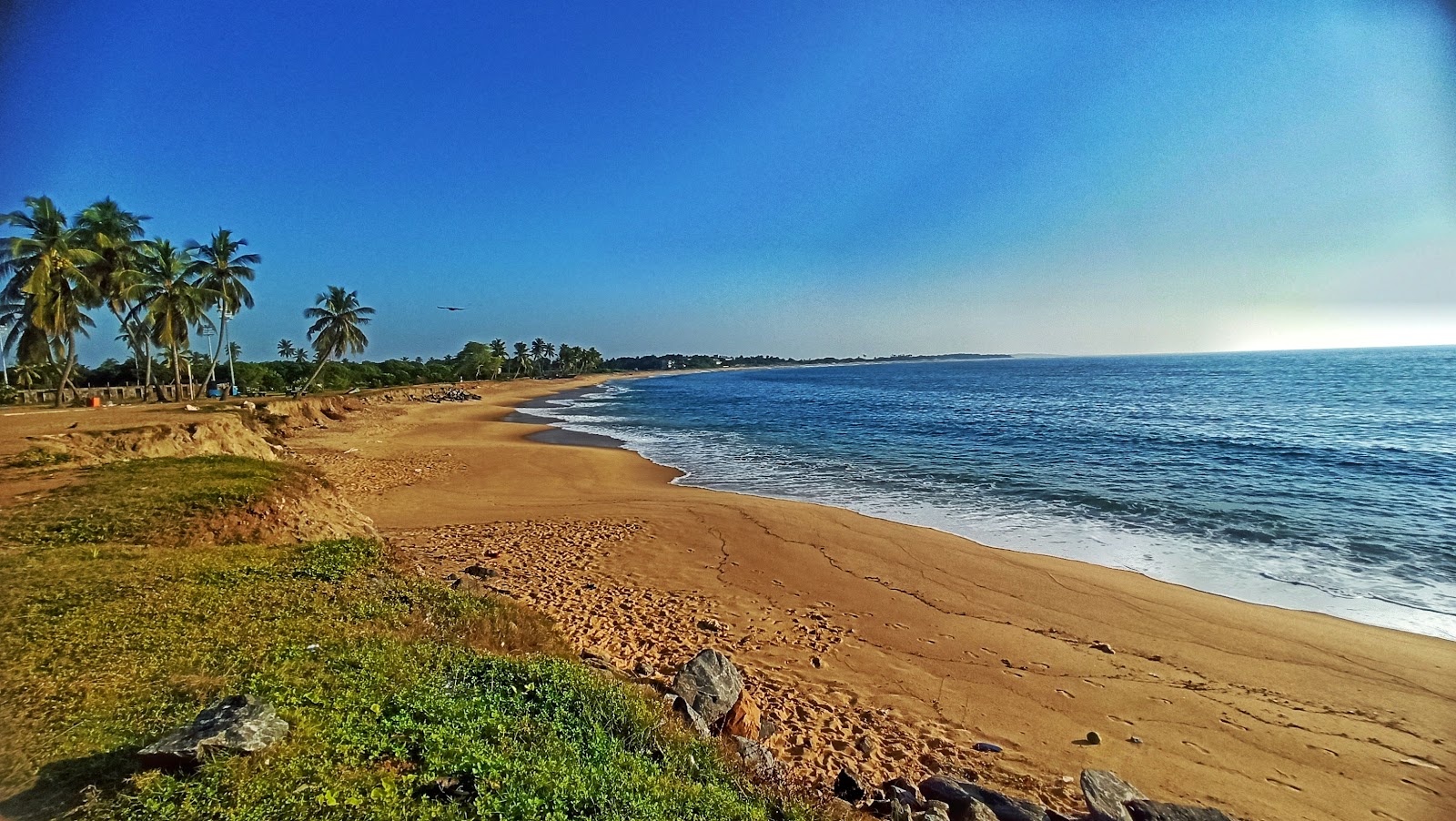 Hambantota Beach'in fotoğrafı düz ve uzun ile birlikte