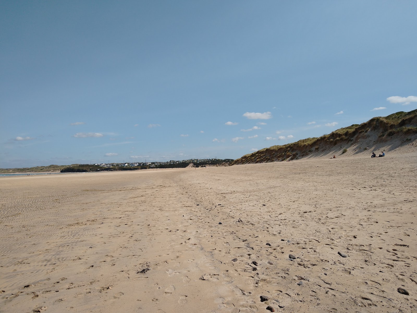 Foto van Porthkidney Strand met recht en lang