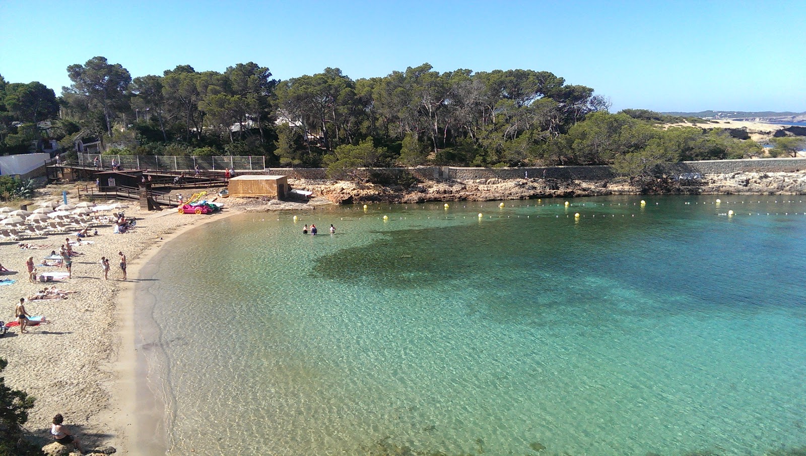 Photo de Cala Gracio avec l'eau cristalline de surface