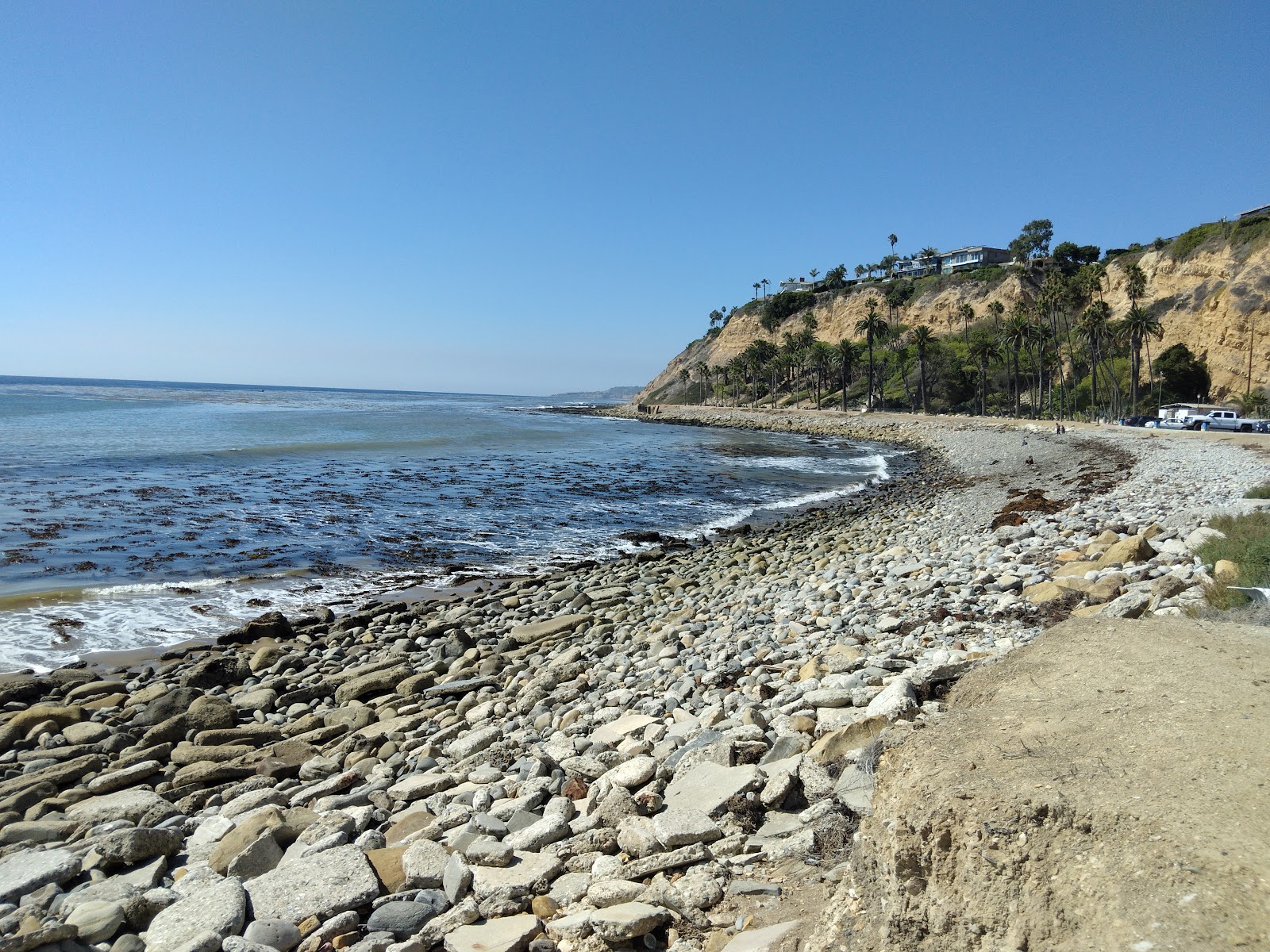 Fotografija White Point Beach z svetel pesek in kamni površino