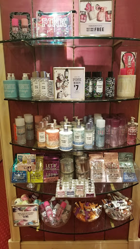 Shopping Mall «Mount Pleasant Towne Centre», reviews and photos, 1218 Belk Dr, Mt Pleasant, SC 29464, USA