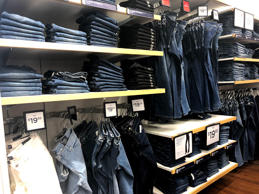 Clothing Store «Gap», reviews and photos, 18511 Outlet Blvd, Chesterfield, MO 63005, USA