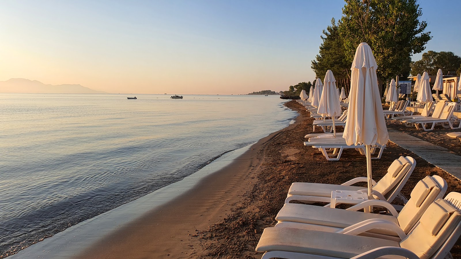 Fotografija Plaža Agios Petros hotelsko območje