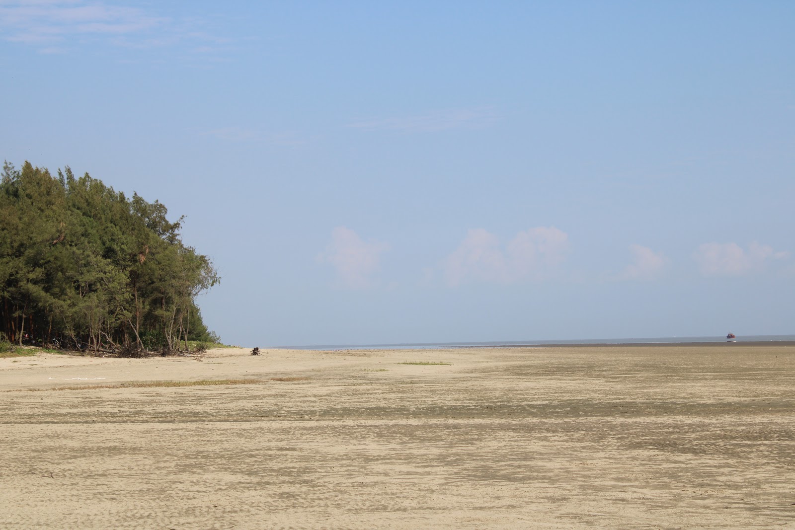 Photo de Bankiput Sea Beach avec l'eau turquoise de surface