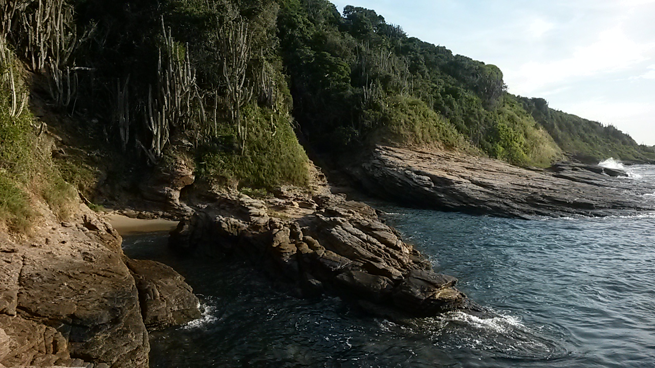 Praia das Virgens的照片 带有碧绿色纯水表面