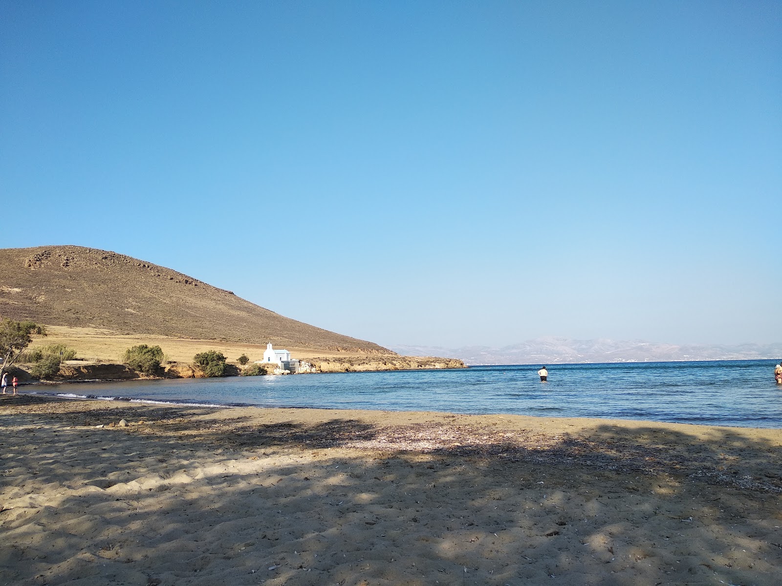 Foto av Molos beach omgiven av klippor