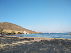 Foto av Molos beach omgiven av klippor