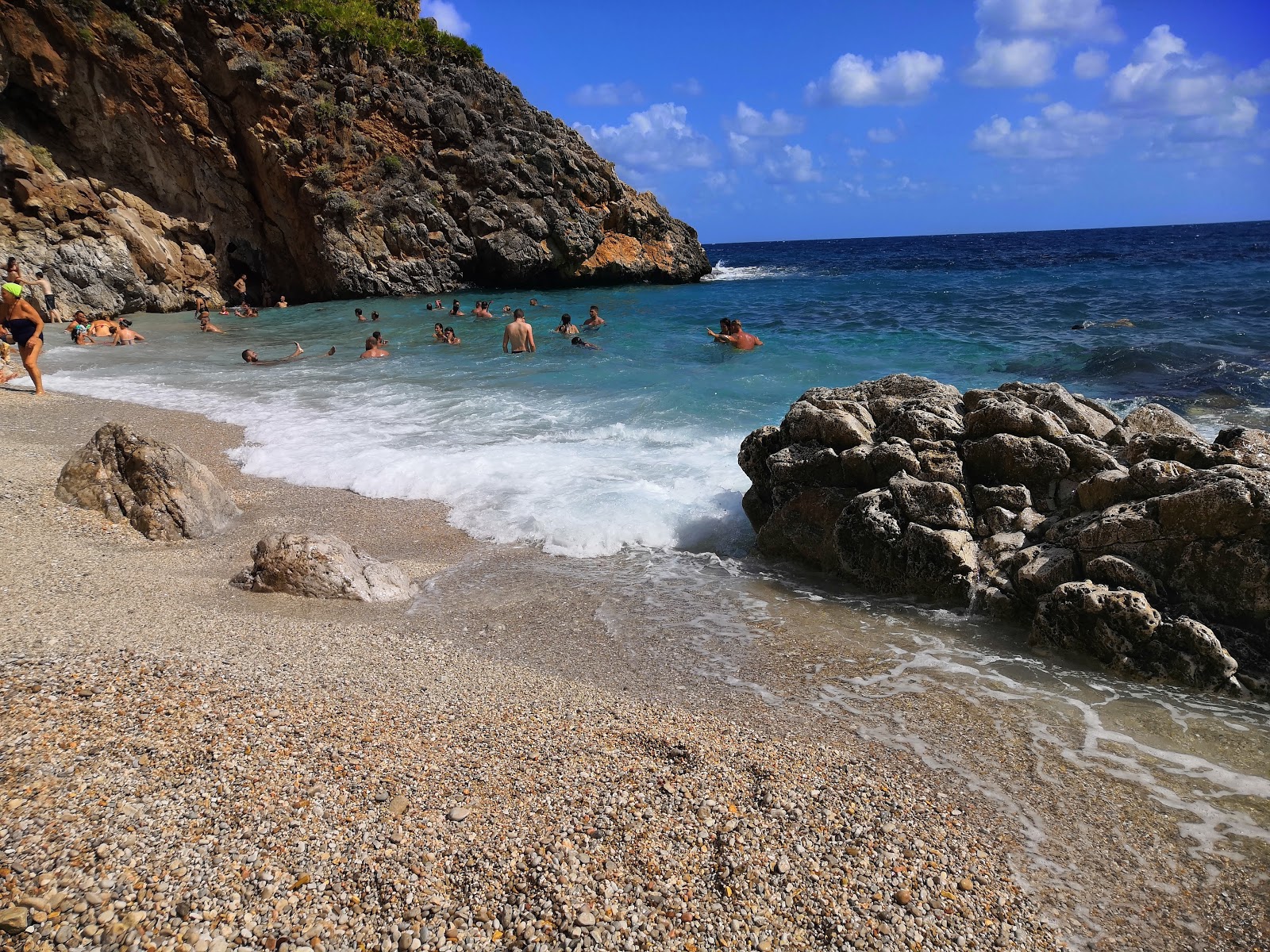 Foto av Cala Capreria omgiven av klippor