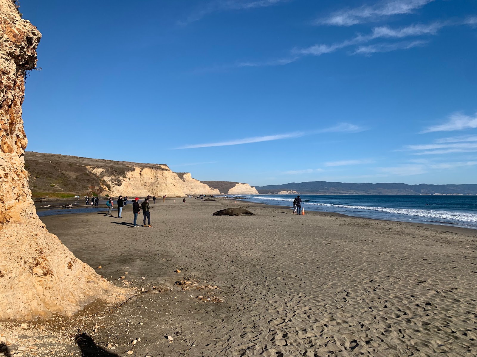 Fotografie cu Drakes Beach cu o suprafață de nisip beige