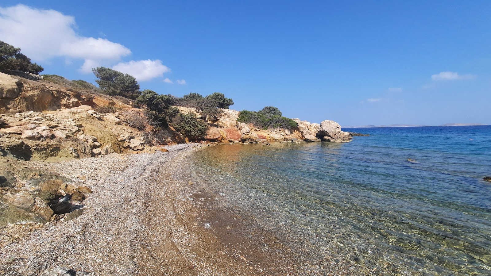 Leipsoi wild beach IV的照片 带有灰色沙和岩石表面