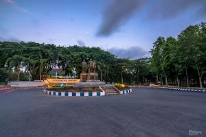 Patung Triumviraat Universitas Jember image