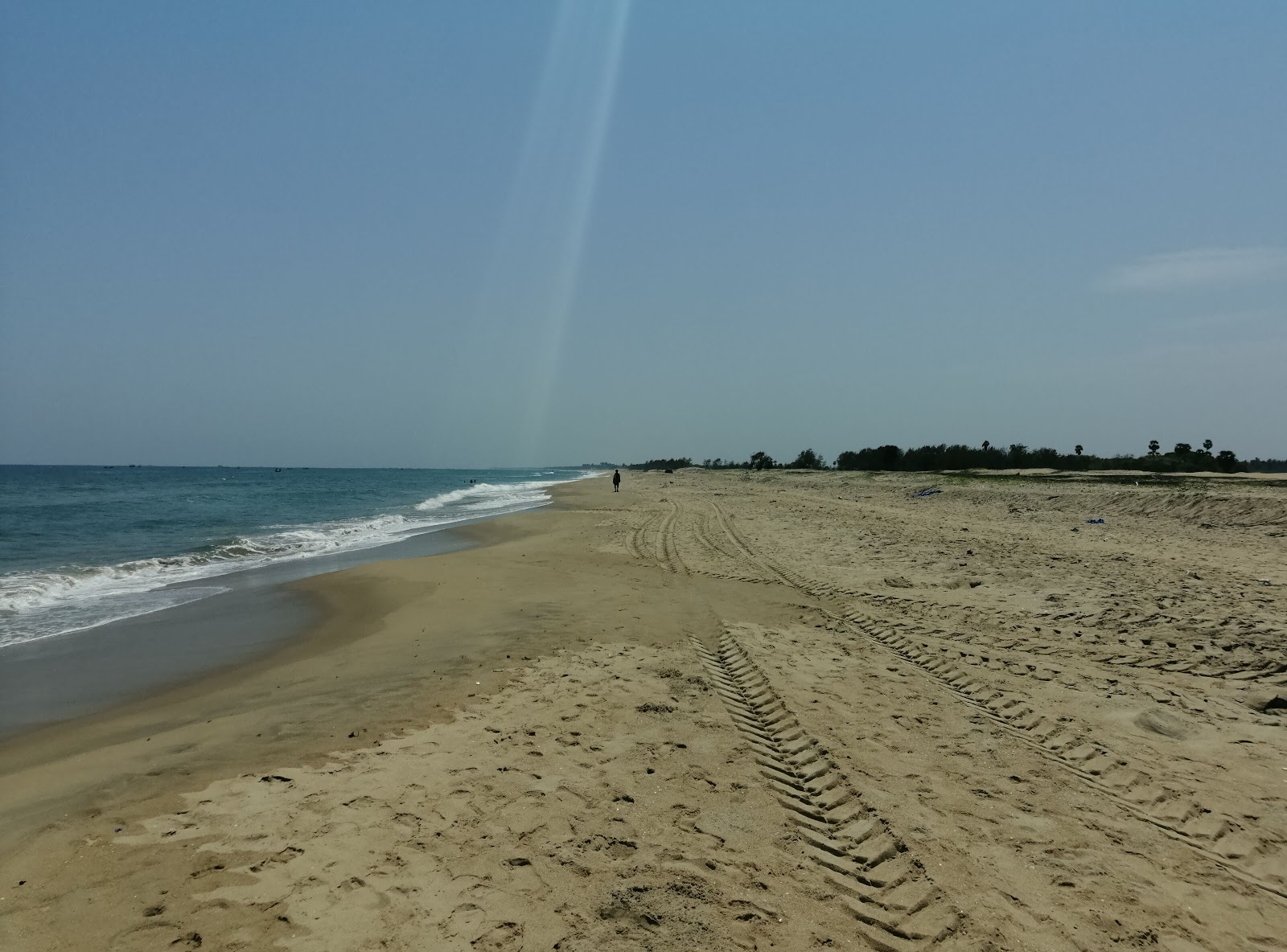 Photo de Nallavadu Beach avec droit et long