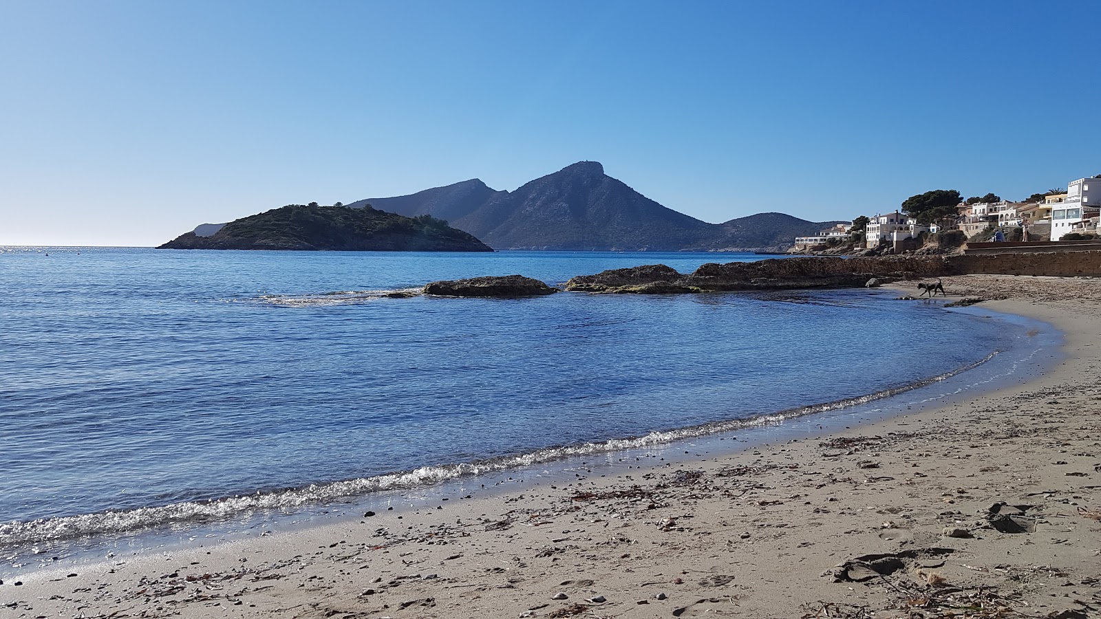Photo de Platja de Sant Elm - recommandé pour les voyageurs en famille avec des enfants