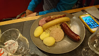 Choucroute d'Alsace du Restaurant 𝐋𝐚 𝐓𝐚𝐯𝐞𝐫𝐧𝐞 𝐌𝐞𝐭𝐳 𝑇𝑎𝑏𝑙𝑒 𝑑𝑒 𝐶𝑎𝑟𝑎𝑐𝑡è𝑟𝑒 à Metz - n°6