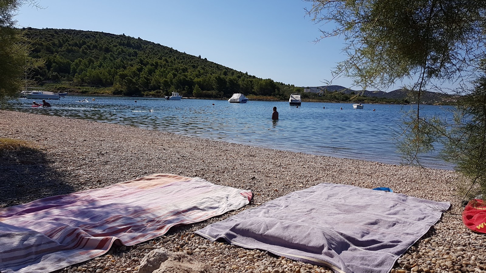 Foto von Pirovac II beach mit sehr sauber Sauberkeitsgrad