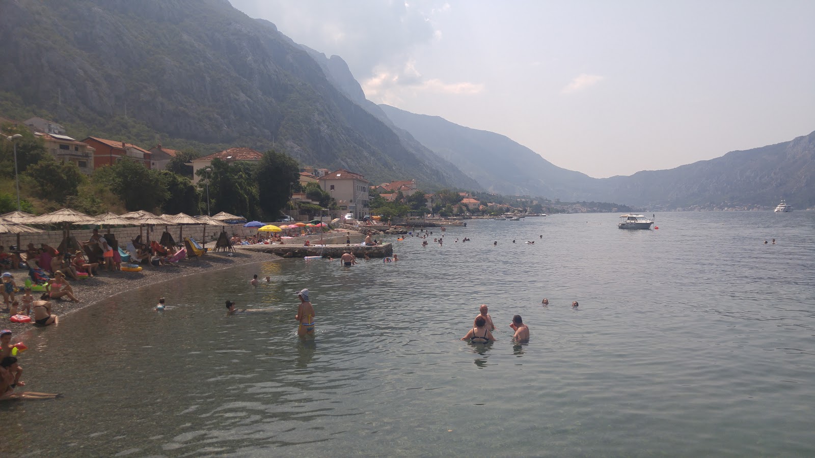 Foto van Pana beach ondersteund door kliffen